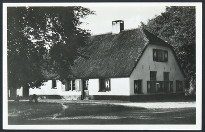 17813 Gezicht op een boerderij aan de Moersbergselaan te Doorn.
